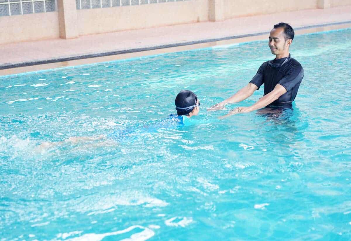 8 Tips Berenang Dengan Selamat